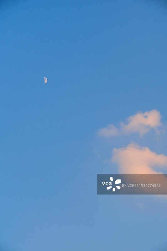 祥云和月亮图片素材