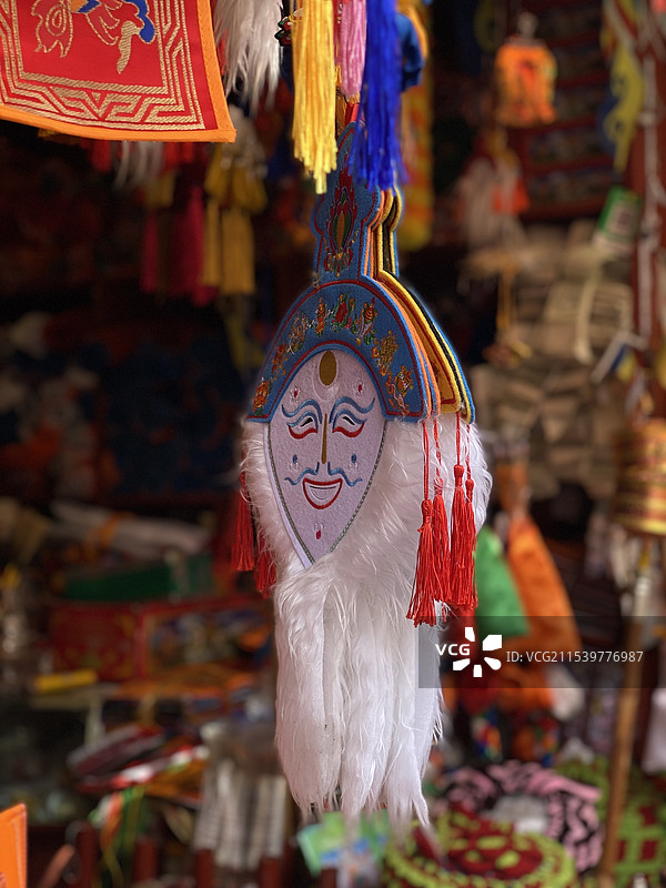 拉萨街上的面具挂件图片素材