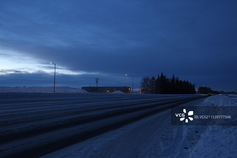 费尔班克斯_蓝调时间下的公路图片素材