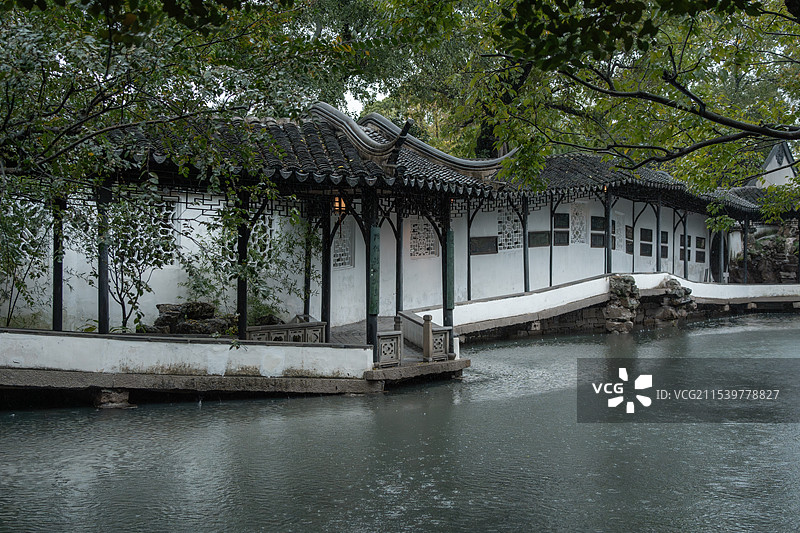 苏州拙政园雨景图片素材