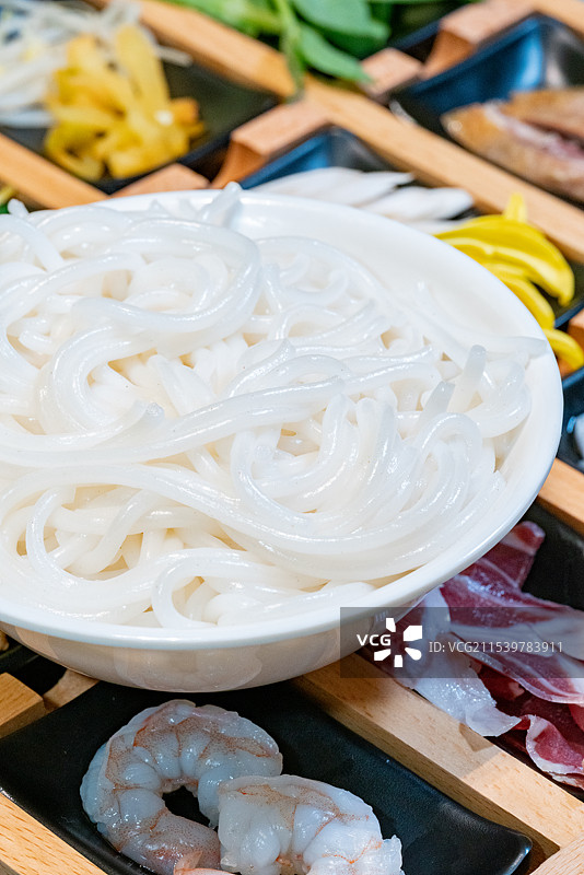 云南特色美食过桥米线配菜米线特写图片素材