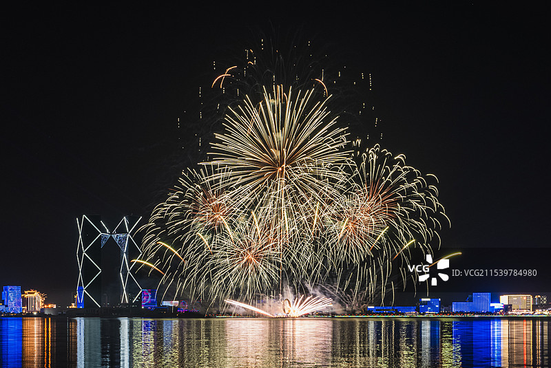 上海临港滴水湖新年烟花图片素材