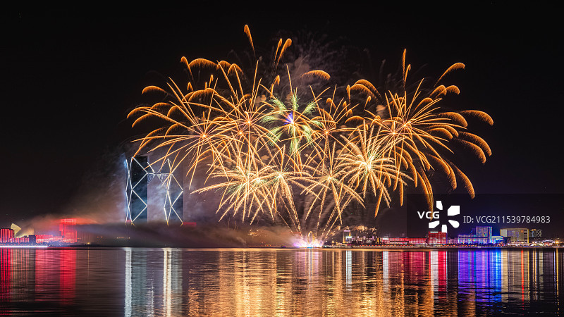 上海临港滴水湖新年烟花图片素材