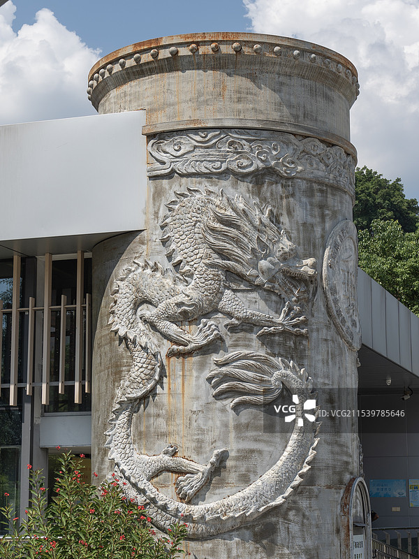 龙元素浮雕装饰立柱图片素材