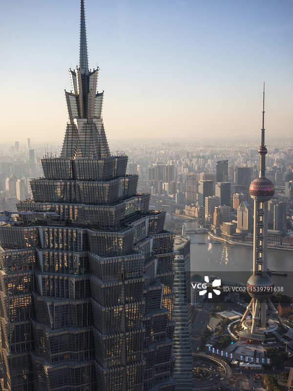 俯瞰金茂和东方明珠的城市景观图片素材