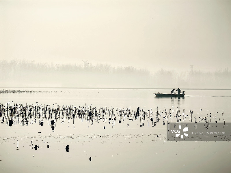 湖面上的人们图片素材
