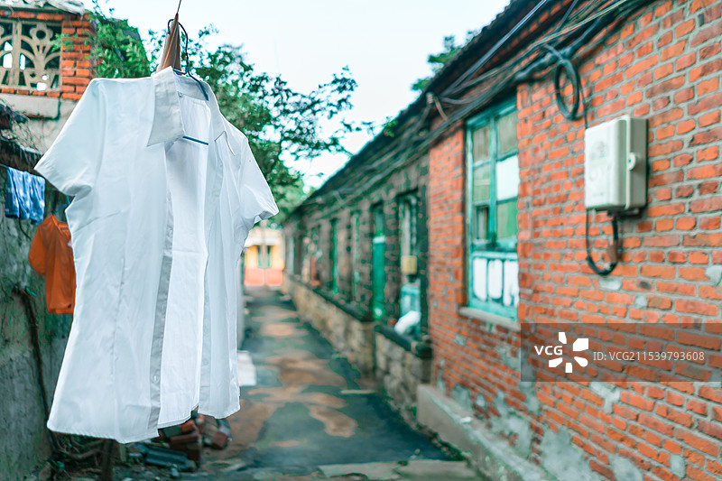 中国传统复古建筑拍摄主题，乡村风格老破小平房建筑社区的胡同巷子，户外无人图像摄影图片素材