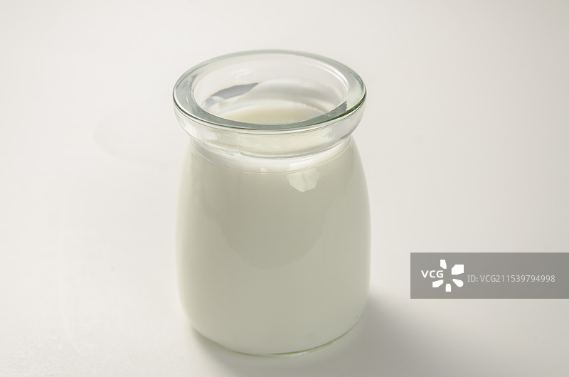 营养早餐发酵乳酸奶放在白色背景里图片素材