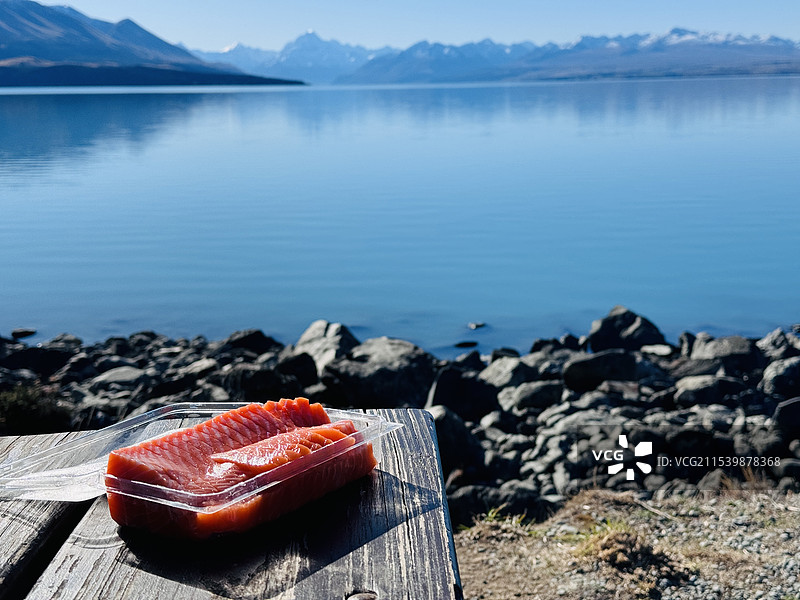 湖边享用三文鱼图片素材