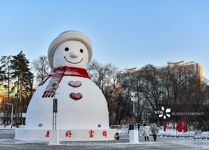 广场上的大雪人图片素材