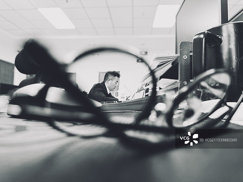 在办公室工作的商务人士图片素材