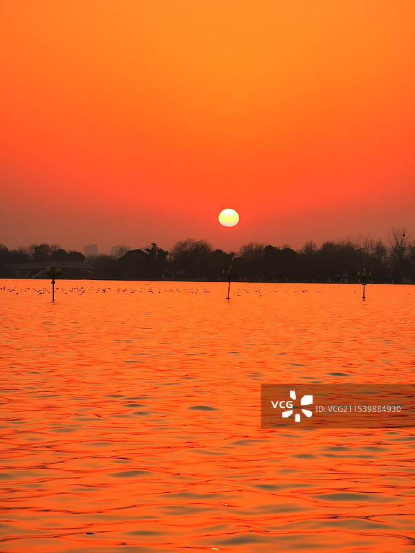 橘色天空下的湖景图片素材