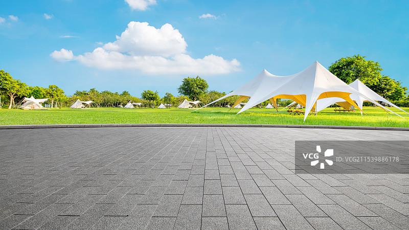 蓝天白云下的公园露营草地和帐篷图片素材