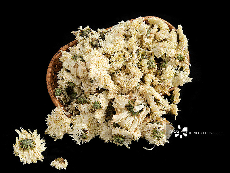 黑色背景上的一篮子凉茶干燥的菊花图片素材