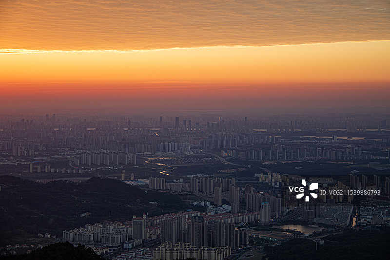 南昌梅岭夜景与紫金山彗星图片素材