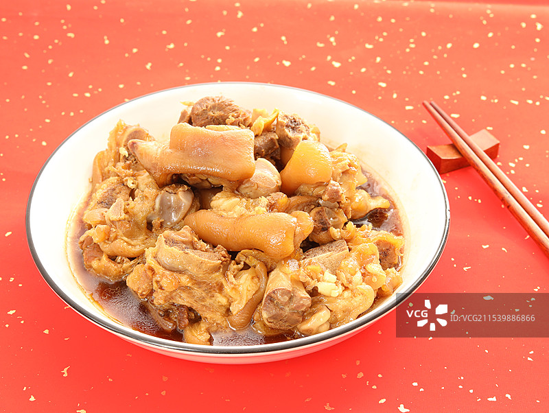 红色背景上的一道年夜饭美食红烧猪蹄图片素材
