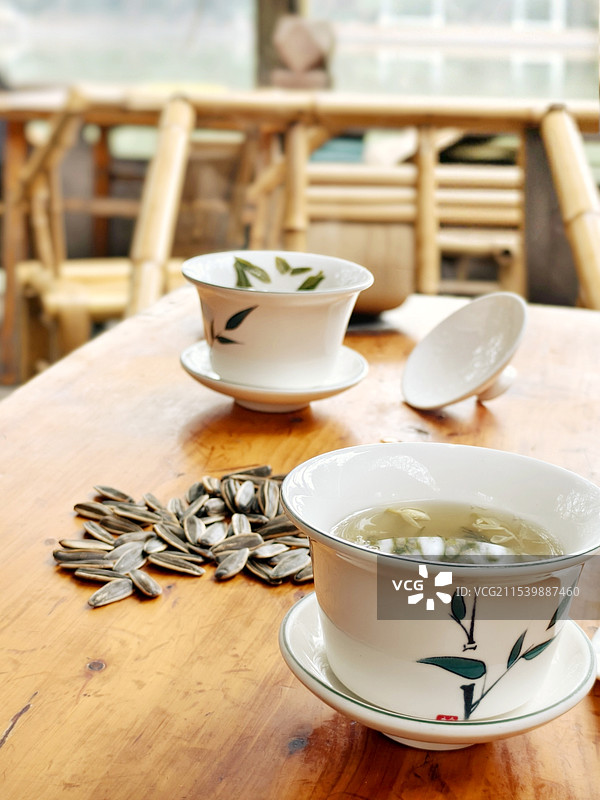 竹桌椅和盖碗茶特写图片素材