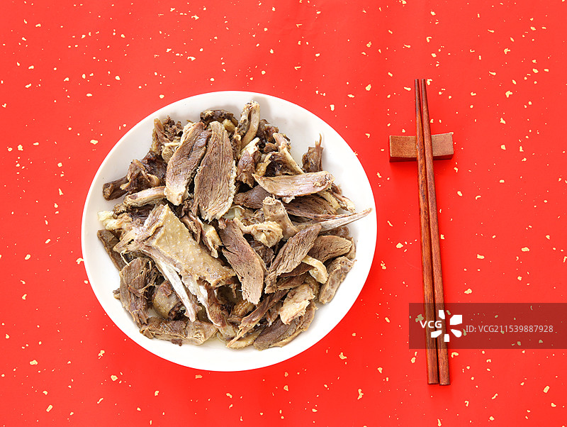 红色背景上的一盘子年夜饭美食手撕鹅肉图片素材