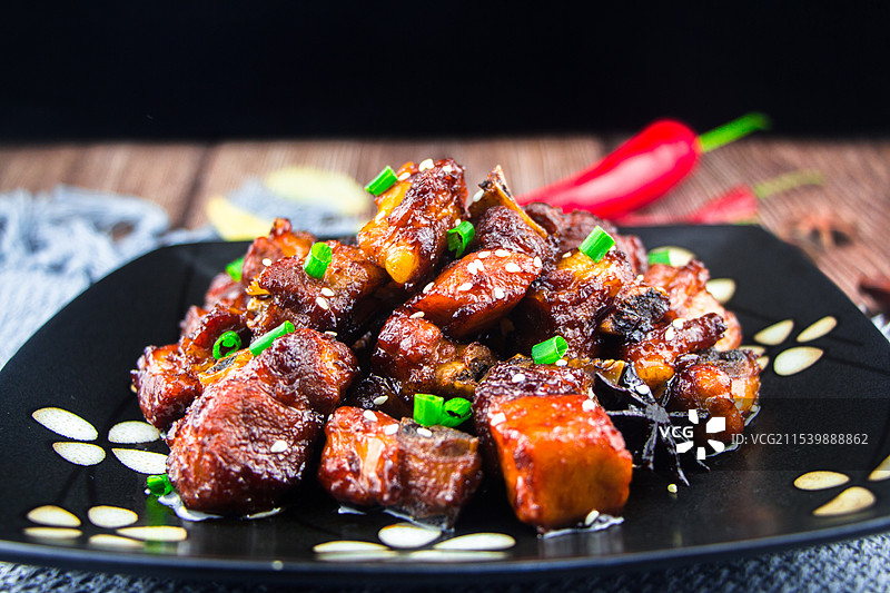 桌上盘子里的红烧排骨&中国美食图片素材