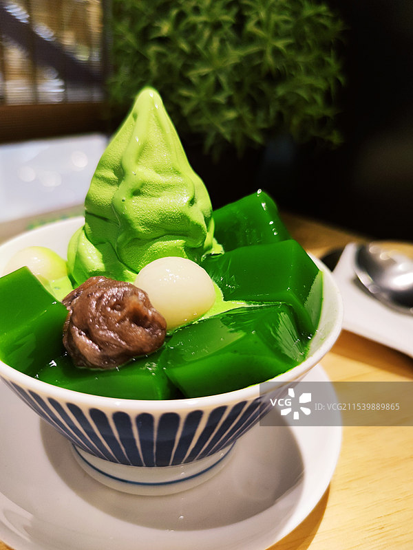 有很多配料的抹茶圣代图片素材