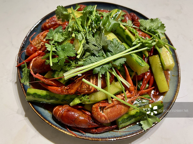 餐桌上碗中沙拉的高角度视图图片素材