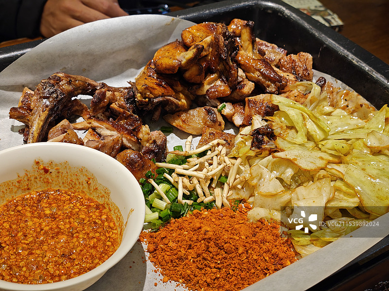贵阳特色烧烤烤鸡美食辣椒面折耳根图片素材