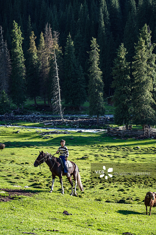 琼库什台村骑马的儿童（摄于乌孙古道中）图片素材