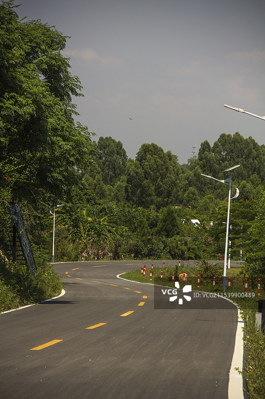 广东茂名露天矿生态公园空荡公路图片素材