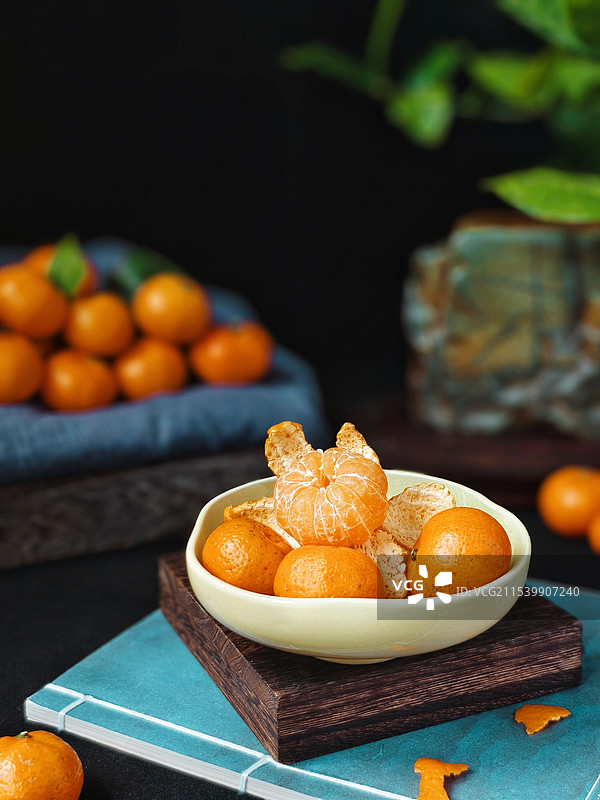 桌面上黄色柑橘特写图片素材