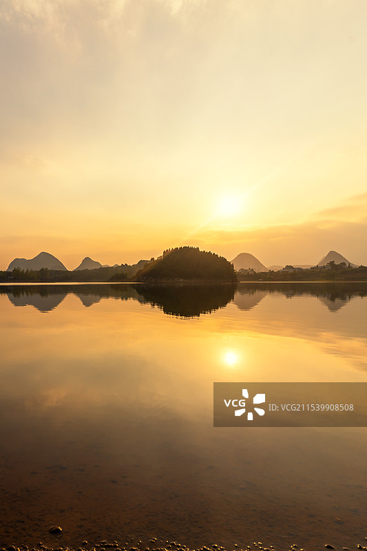 贵州红枫湖日落夕阳航拍图片素材