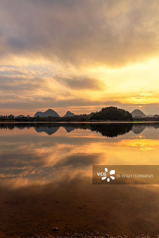 贵州红枫湖日落夕阳航拍图片素材