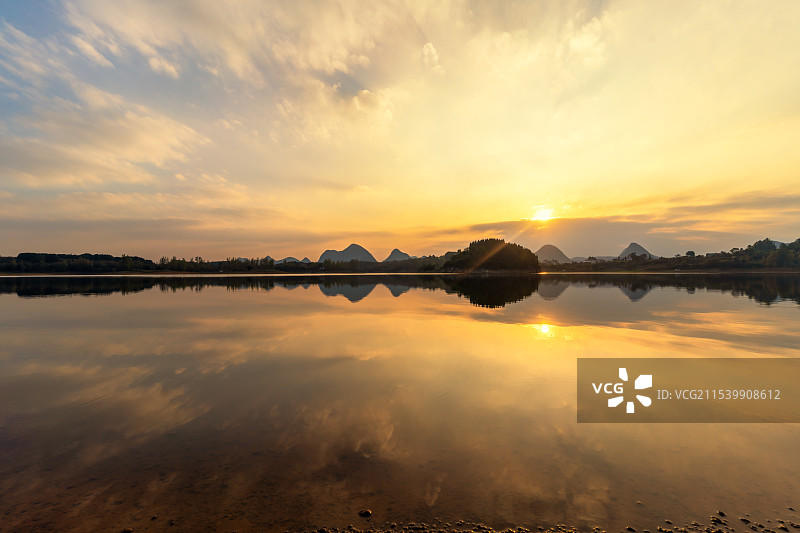 贵州红枫湖日落夕阳航拍图片素材