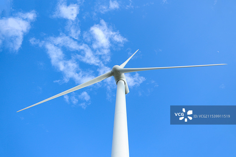 蓝天白云下的风力发电机图片素材