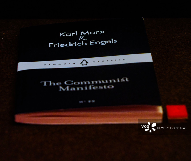 100种共产党宣言，共产党宣言专题展，100个版本大日共产党宣言一百种共产党宣言，理想照耀中国，图片素材