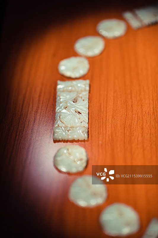 南京朝天宫藏南京太平门外板仓徐俌墓出土明秋葵纹玉带板图片素材