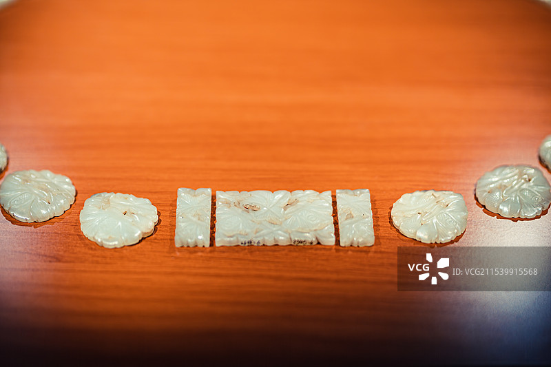 南京朝天宫藏南京太平门外板仓徐俌墓出土明秋葵纹玉带板图片素材