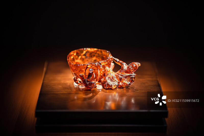 南京朝天宫藏南京中华门外将军山沐启元墓出土明代渔翁戏荷琥珀杯图片素材