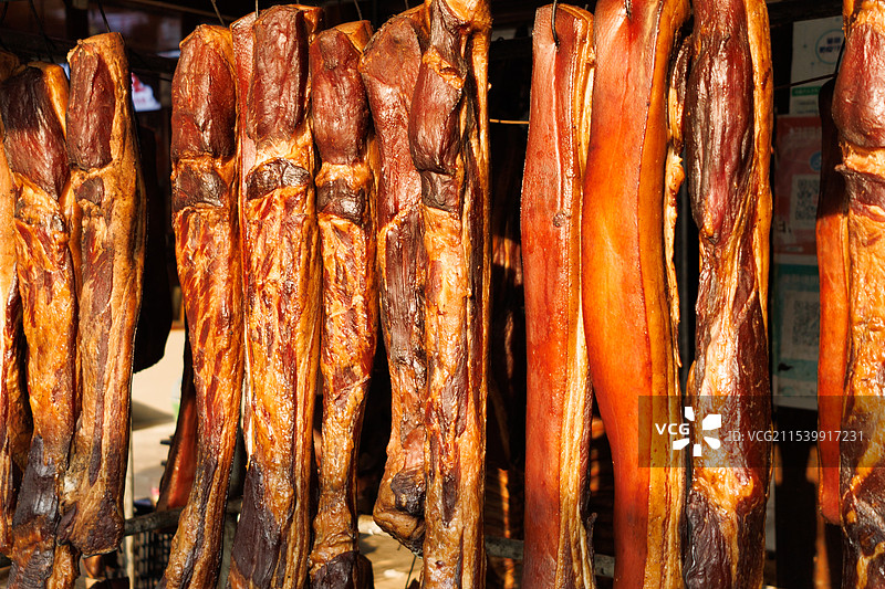 中国四川风味特色美食，农家腊肉烟熏肉，冬天春节新年年货土特产，静物食材特写图片素材