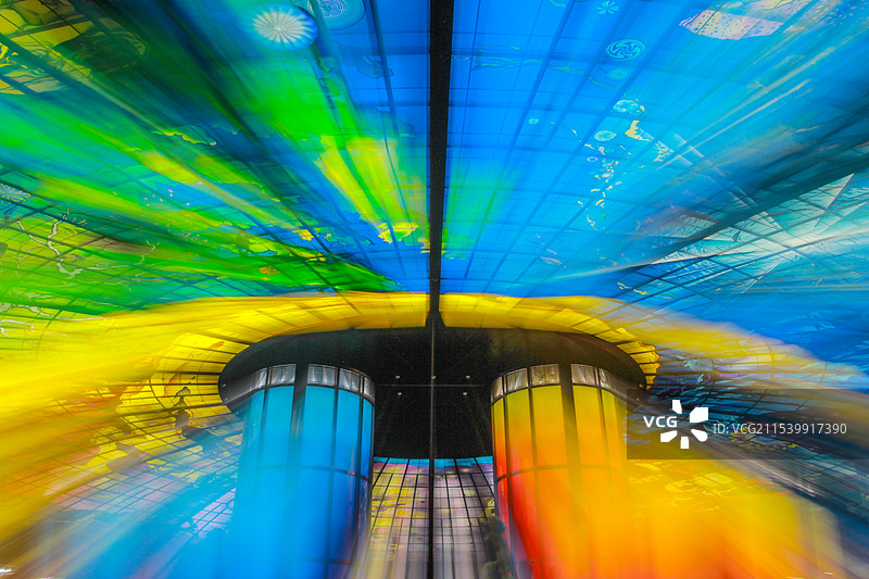 高雄 美丽岛捷运站 彩色玻璃建筑结构图片素材