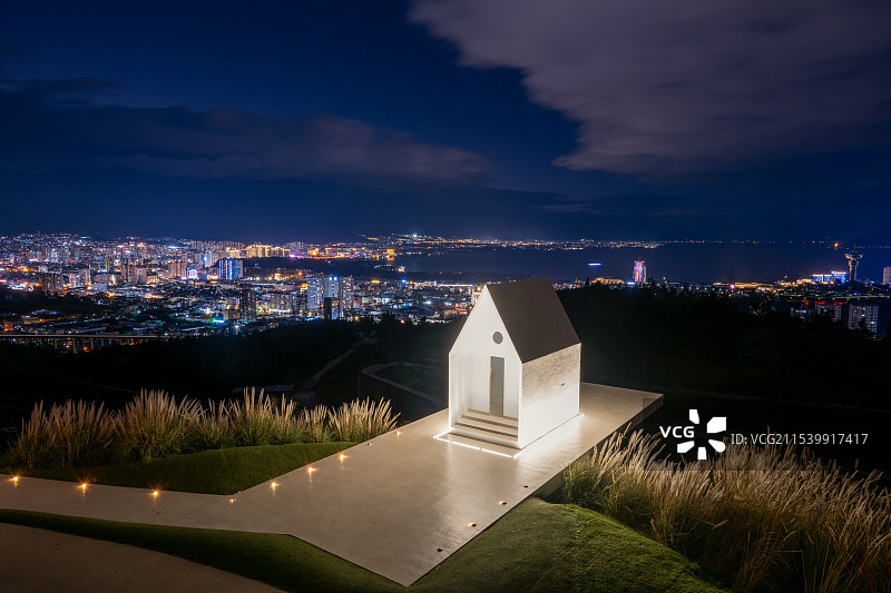 大理云想山悬崖礼堂夜景图片素材