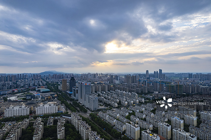 安徽蚌埠城市夏天暴雨来临时的风景图片素材