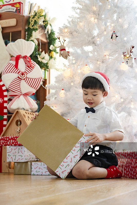 圣诞节喜获santa礼物的快乐男孩图片素材