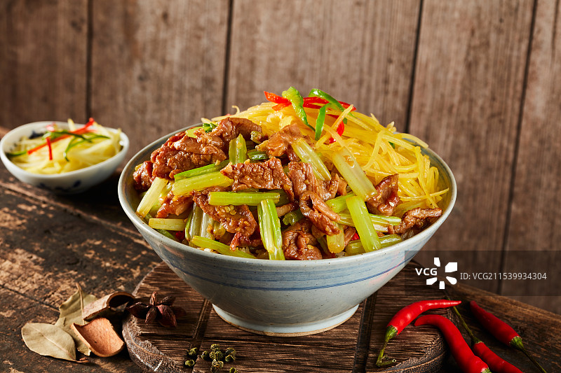 土豆丝芹菜牛肉饭图片素材