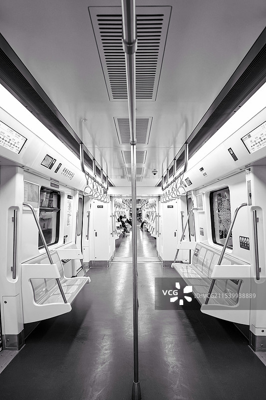 新开通的地铁12号线元旦假期车厢内视图图片素材