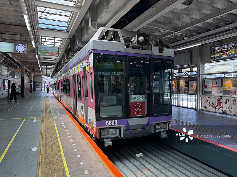 日本镰仓市大船站湘南单轨电车停靠站台图片素材