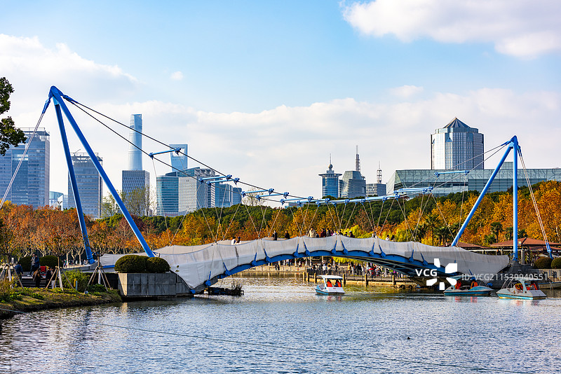 上海世纪公园镜天湖上的桥图片素材