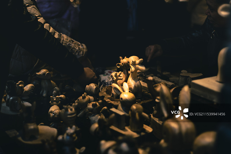 古镇木制工艺品图片素材