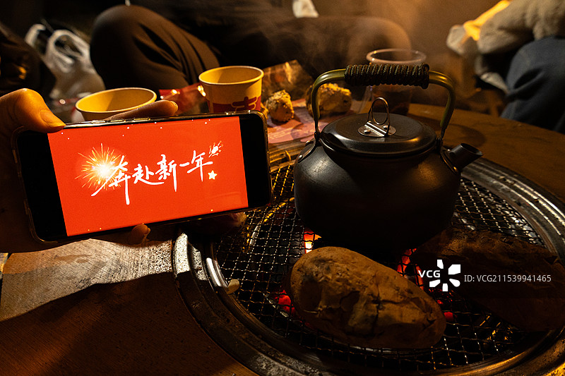 2025新年快乐围炉煮茶图片素材
