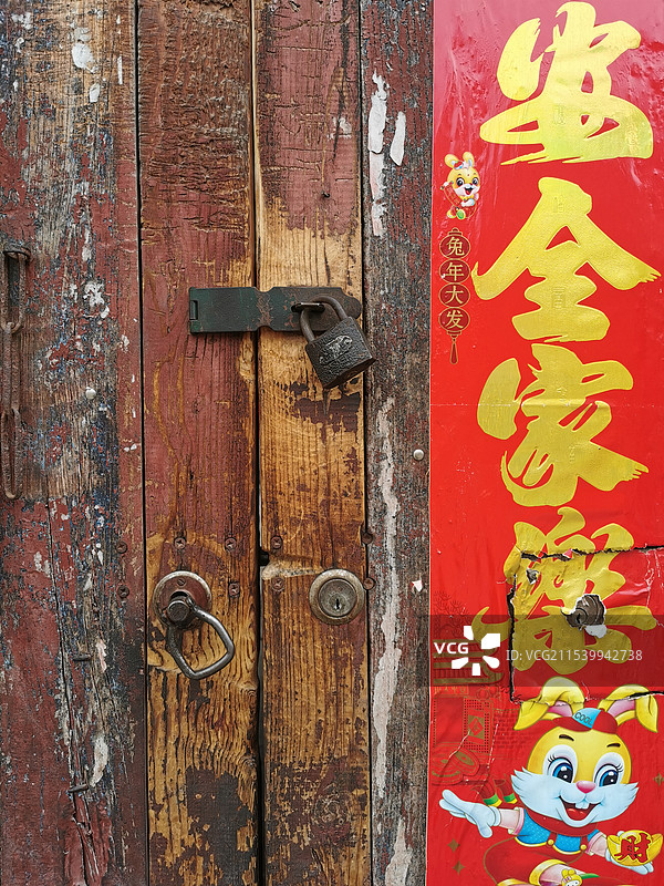 贴着红色春联的木门图片素材