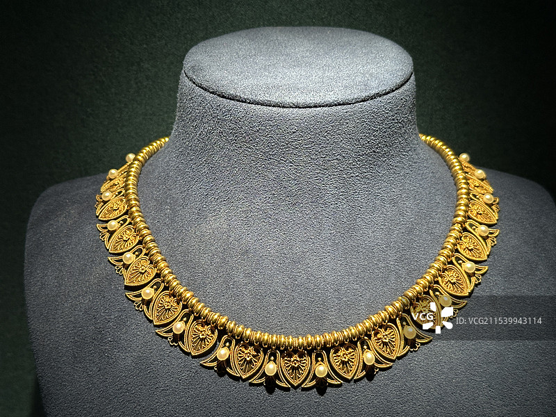 考古复兴风格卡梅奥胸针，1870年，卡斯特拉尼，材料：玛瑙、黄金，广东省博物馆展览的文物图片素材